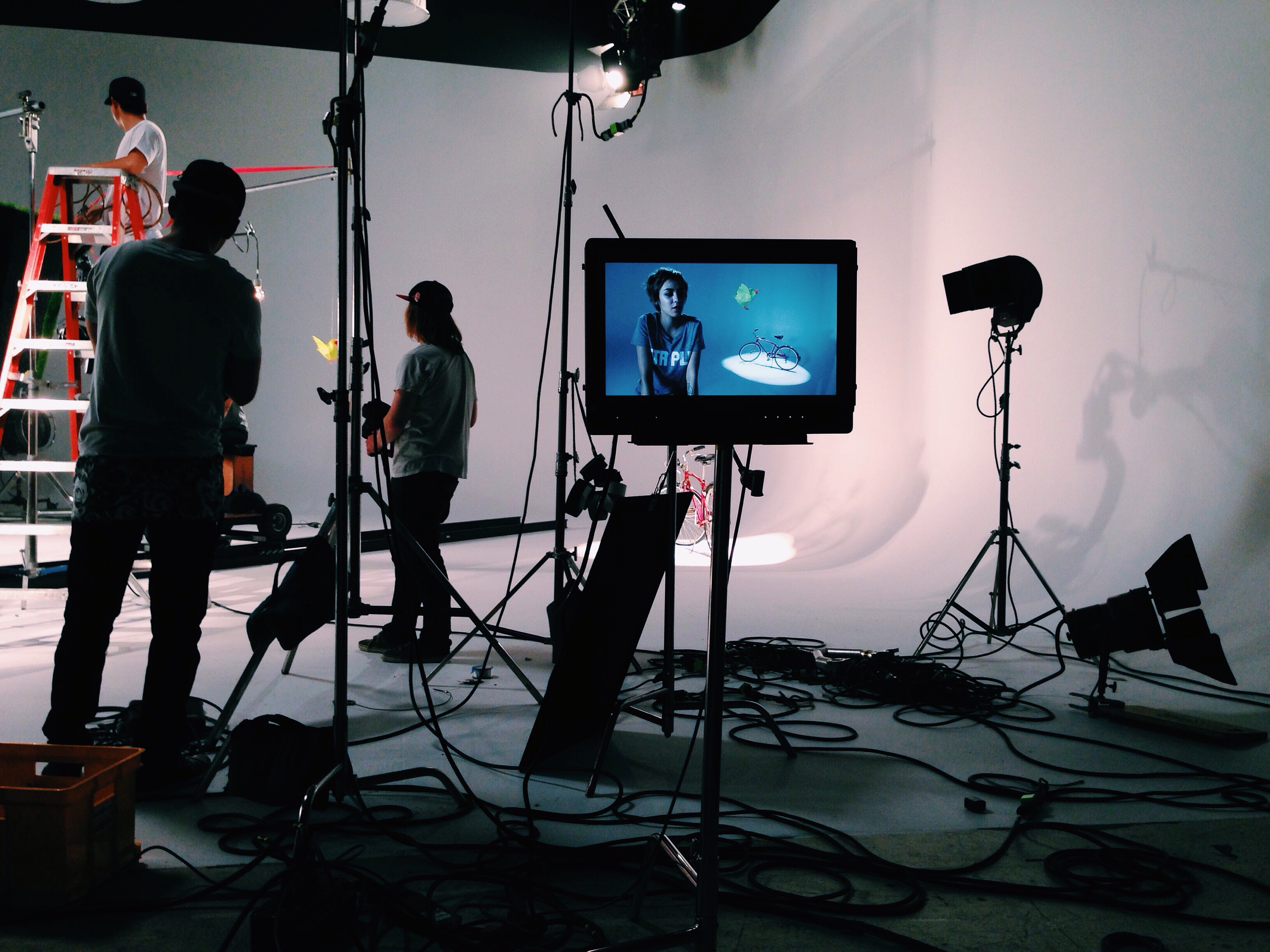 музыкальный клип в арт пространстве. Stages of filmmaking. Music vid. монтаж фильма. музыканты дома кадр из клипа.